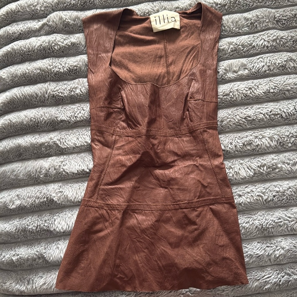 Brown top. Worn a few times but still in great condition.